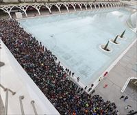 Miles de voluntarios se unen a las labores de limpieza organizadas en Valencia