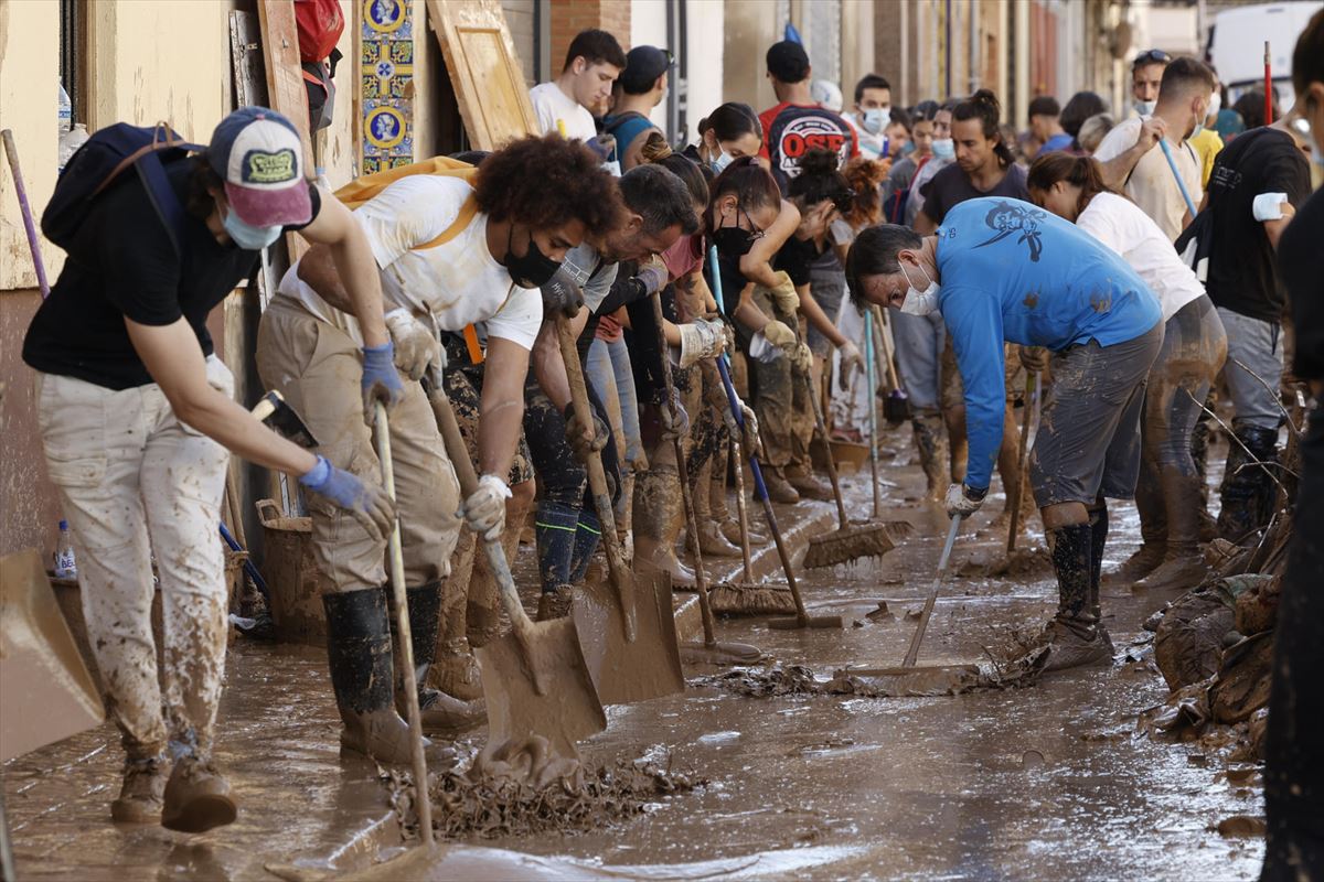 Labores de limpieza en una de las localidades más afectadas por la DANA, Paiporta