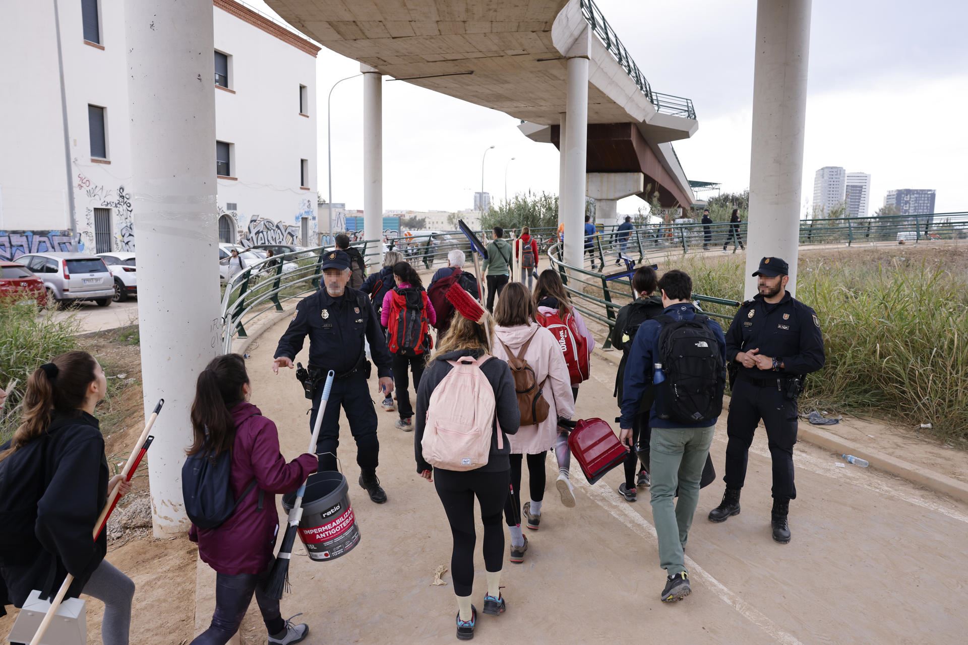 Voluntarios intentando pasar el puente. Foto: EFE