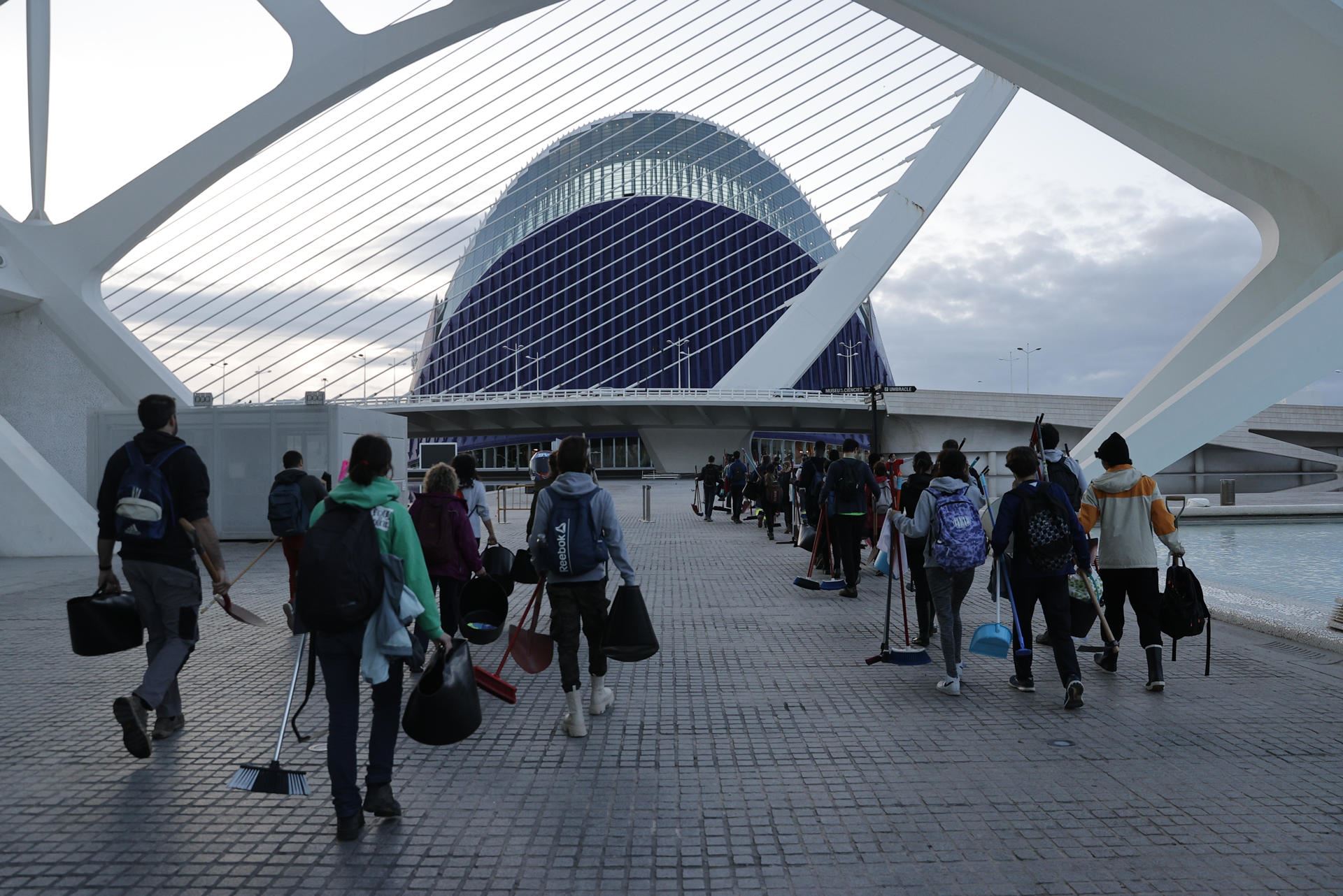 Voluntarios en la Ciudad de las Artes y las Ciencias. Foto: EFE