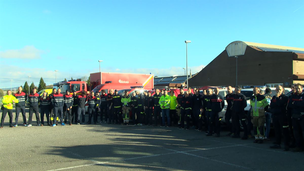 Bomberos en Arkaute, listos para ir a Valencia. Foto: Irekia