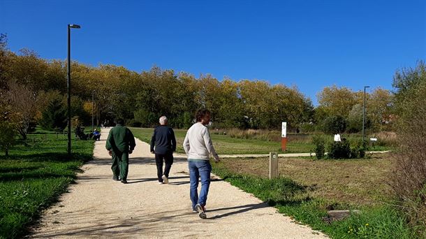 Visitantes recorren el Jardín Botánico de Olarizu