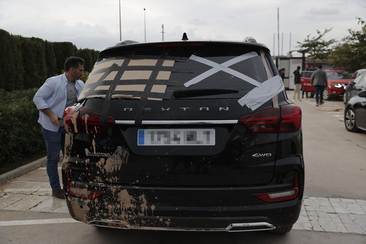 Agresión al coche de la comitiva