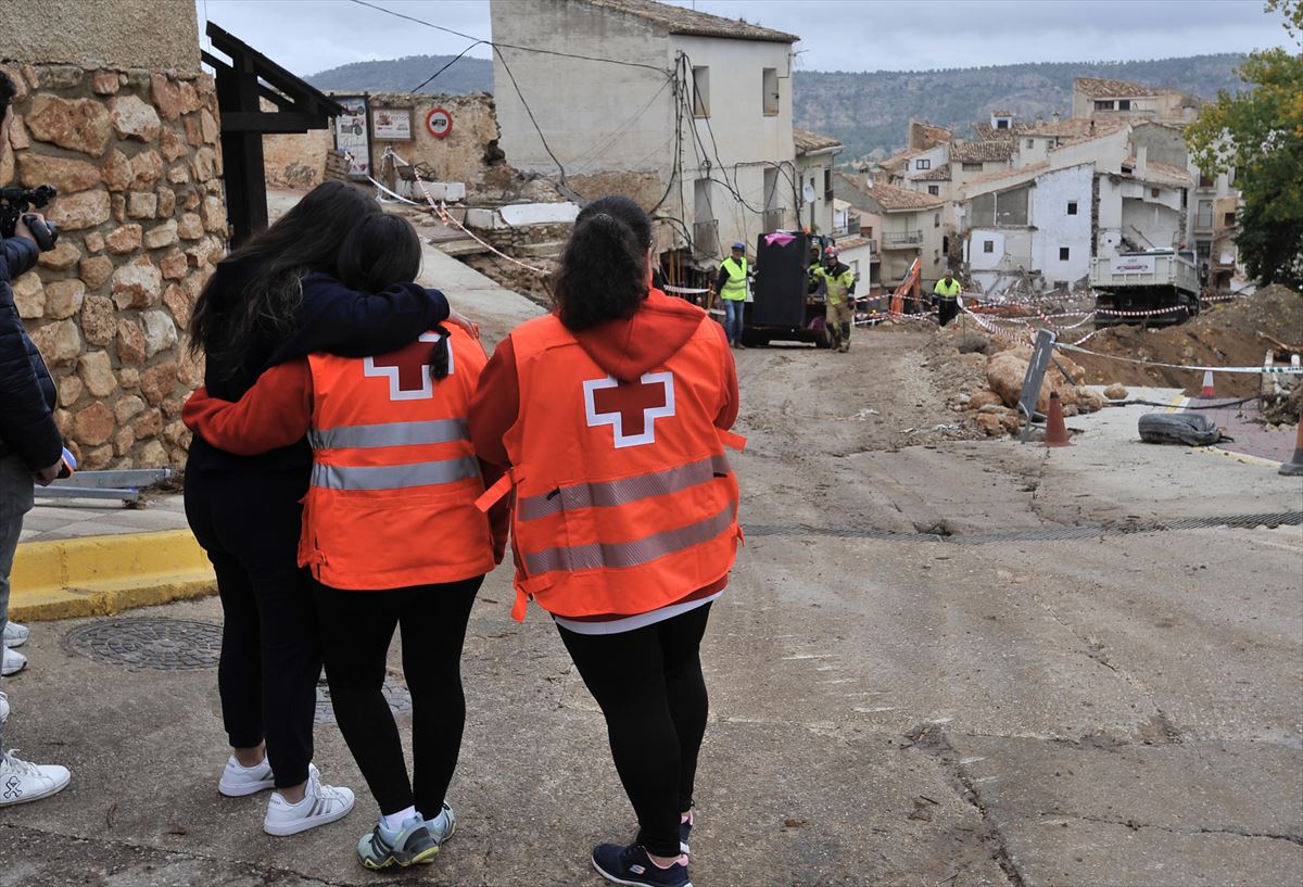 Varias vecinas de Letur (Albacte) observan la destrucción en el municipio tras la riada. 