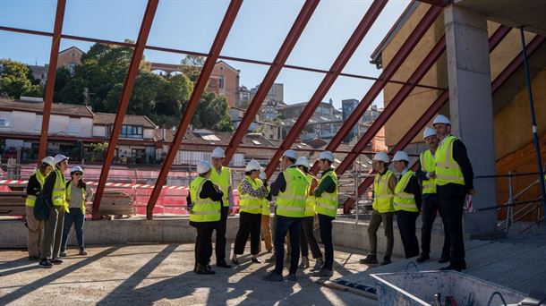 Representantes institucionales en una visita a las obras