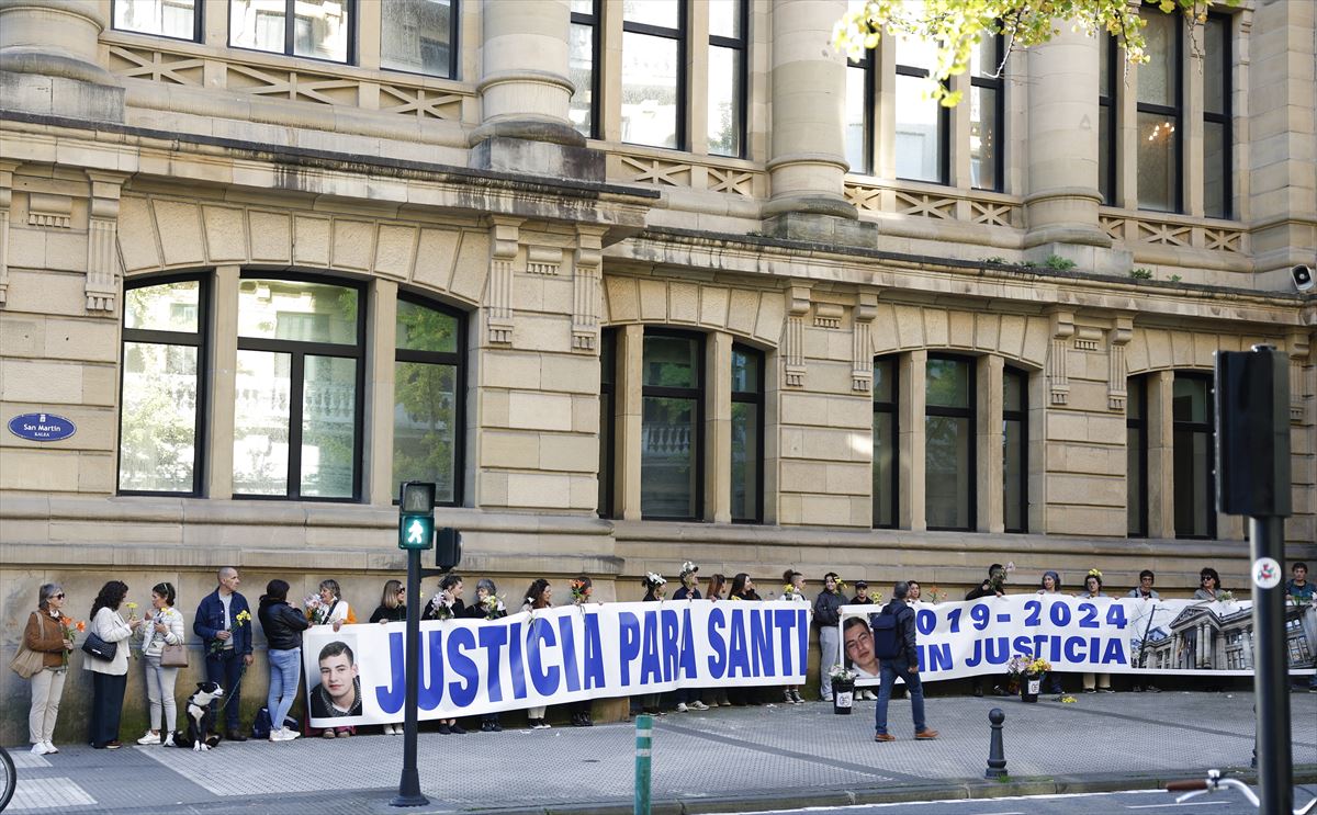 Concentración frente al juzgado de San Sebastián. EFE