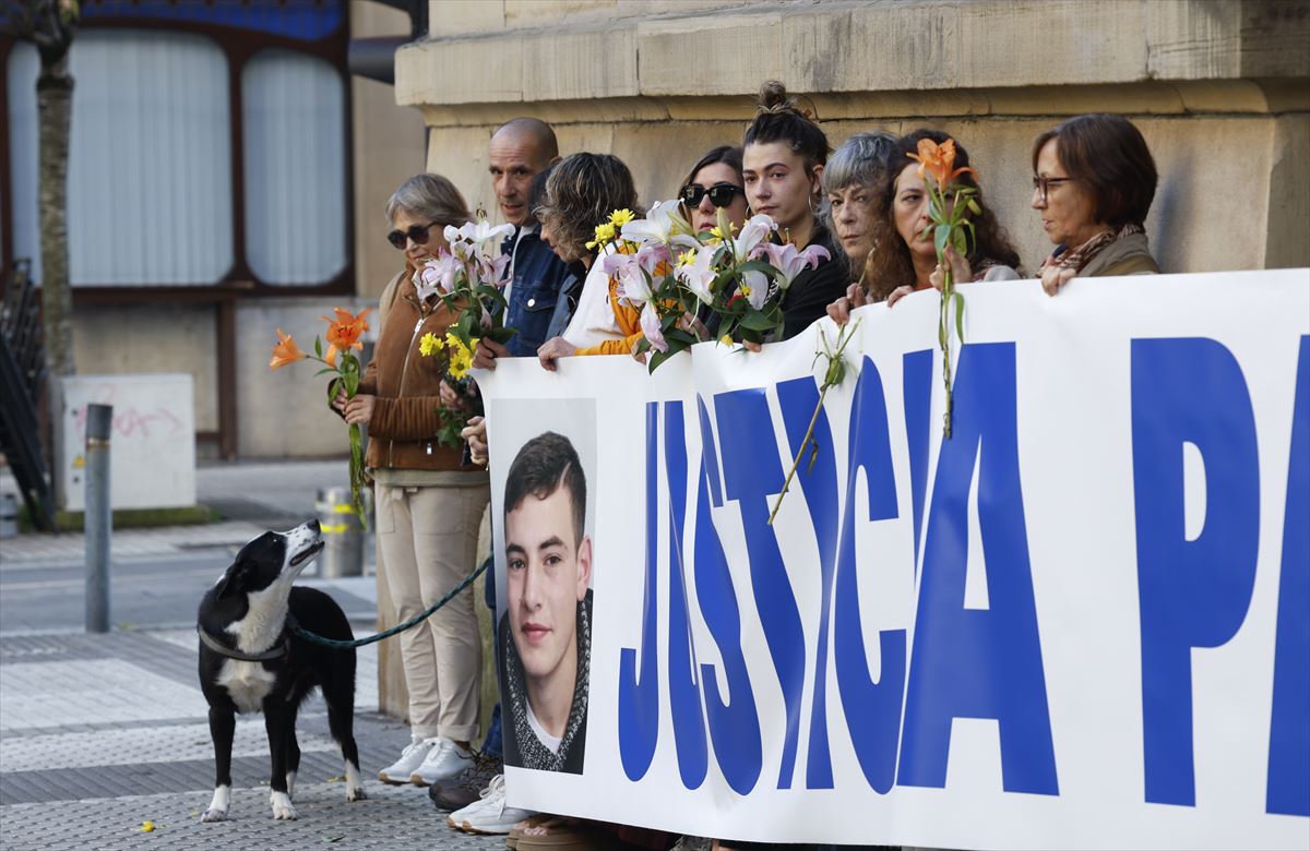 Una concentración para pedir justicia por la muerte del joven Santi Coca. Foto: EFE