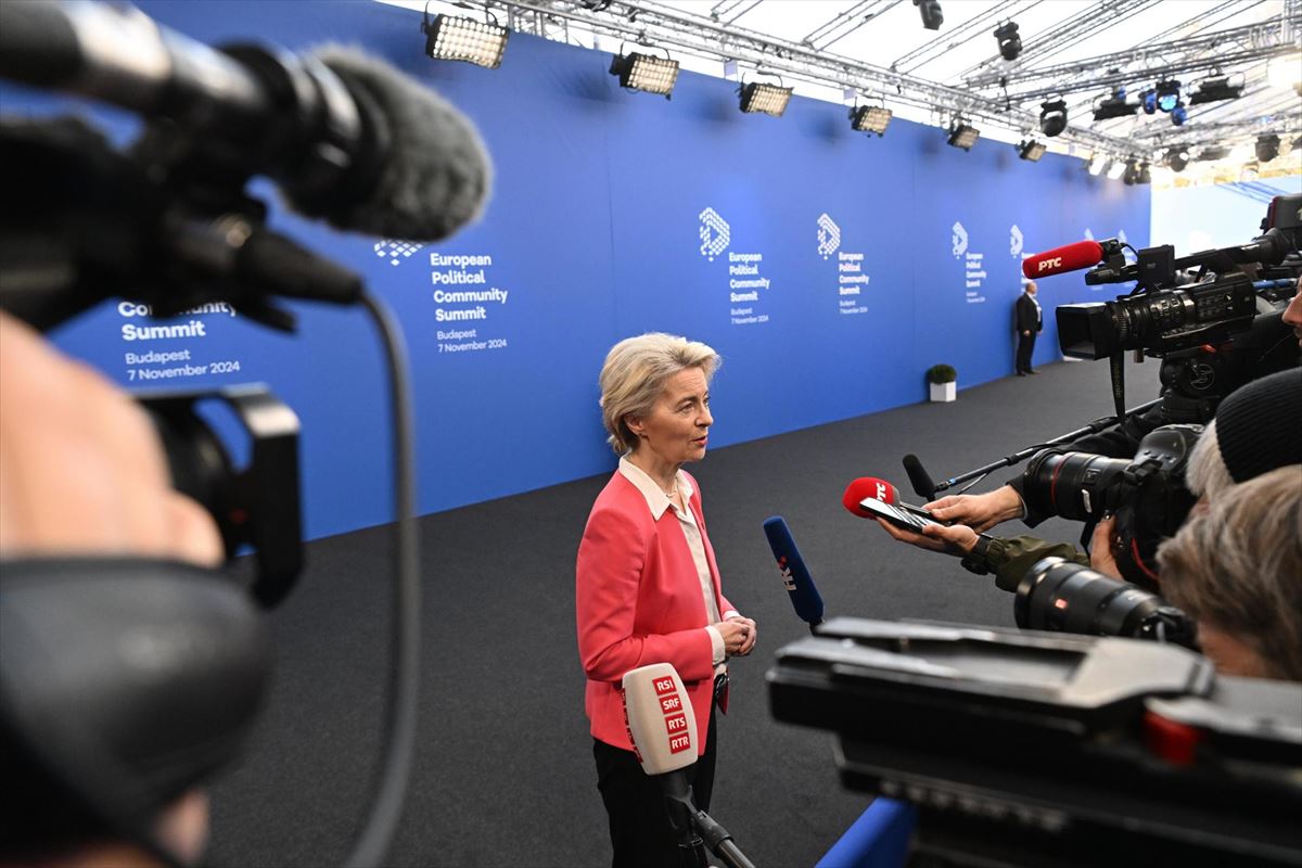 La presidenta de la Comisión Europea, Ursula von der Leyen, a su llegada a la cumbre de Budapest