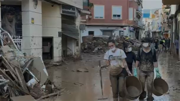 Agua estancada, barro contaminado, heridas infectadas y virus: los riesgos sanitarios del desastre en Valencia