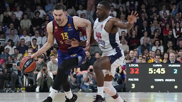 Tomas Satoransky (Barça) eta Trens Forrest (Baskonia). Argazkia: EFE