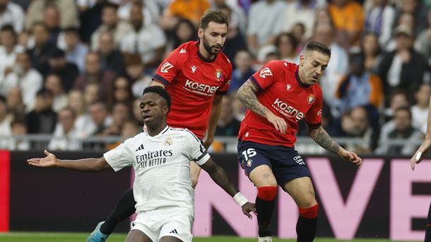 Vinicius Jr,verdugo de Osasuna en la goleada sufrida en el Bernabéu,perseguido por Moncayola y Peña.