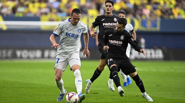 Kike García con el balón ante Alex Baena. Foto: EFE