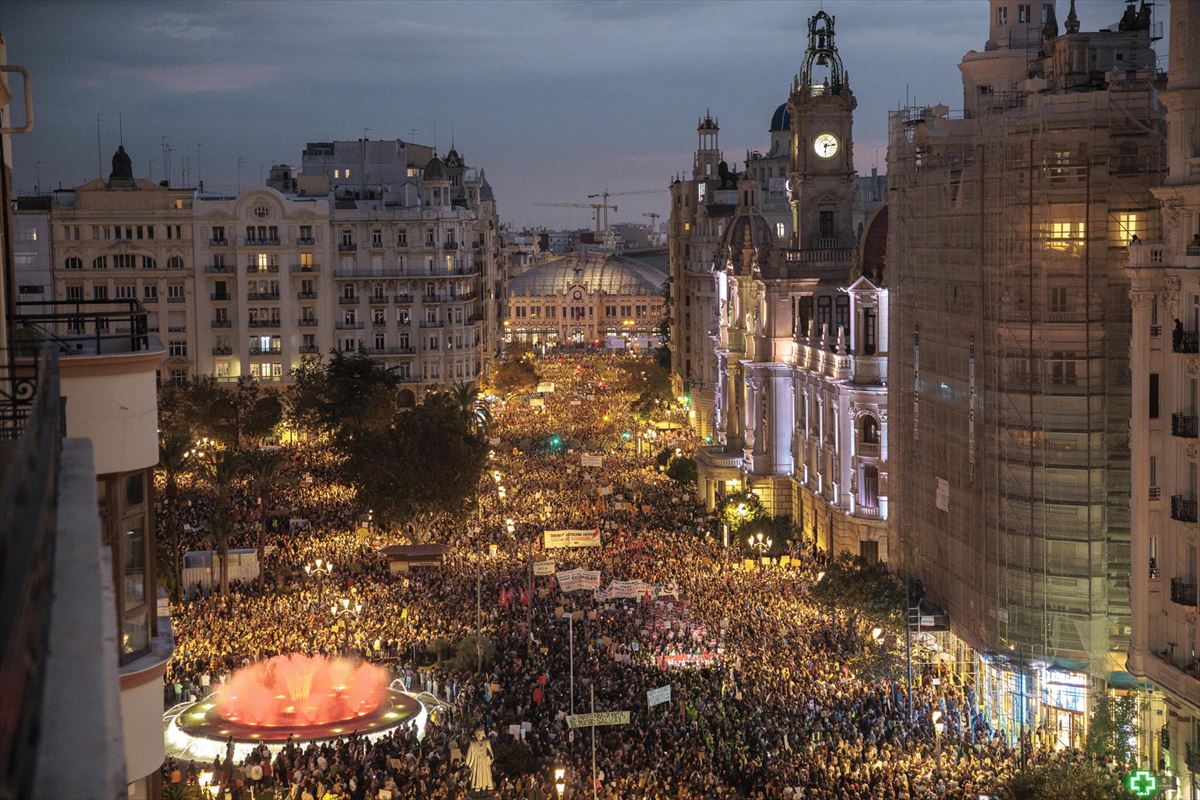 La Plaza del Ayuntamiento de Valencia, a rebosar de manifestantes. Foto: EFE