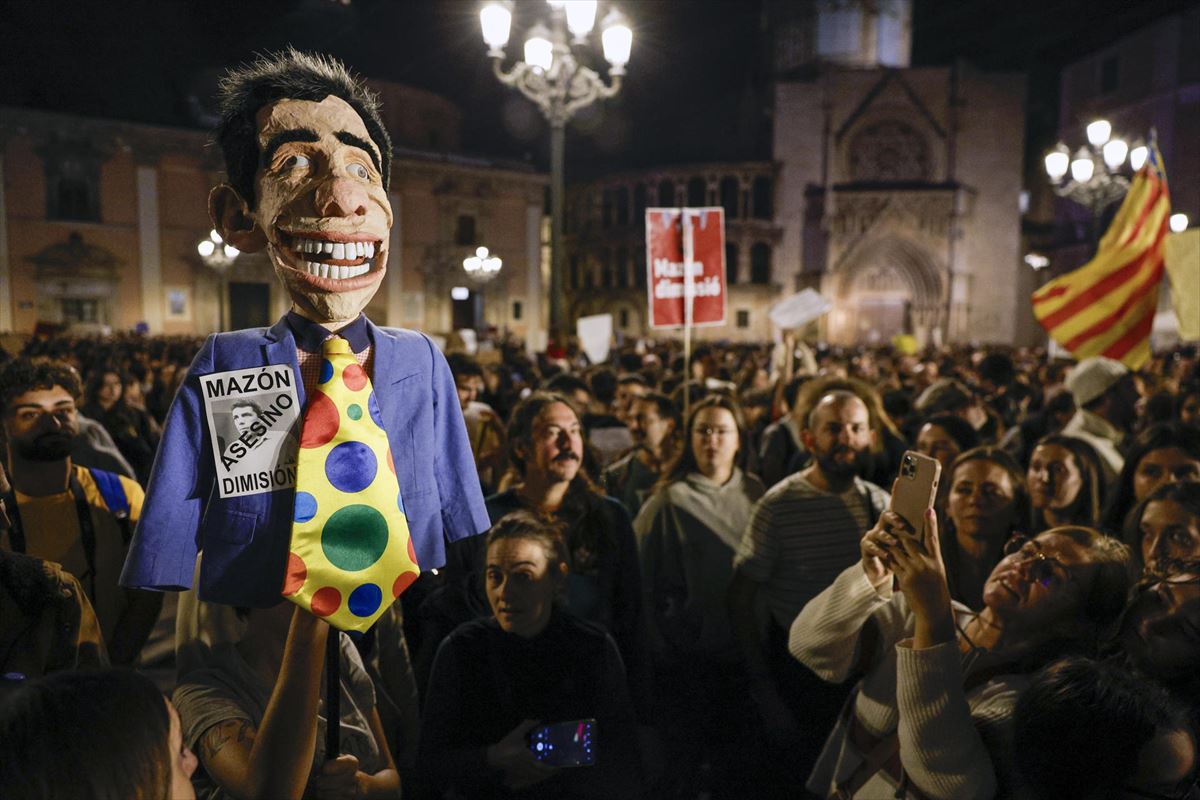 Muñeco de Mazón en la manifestación. Foto: EFE