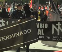 Saludos nazis y cánticos fascisitas, en una marcha hacia Ferraz, que acaba en cargas