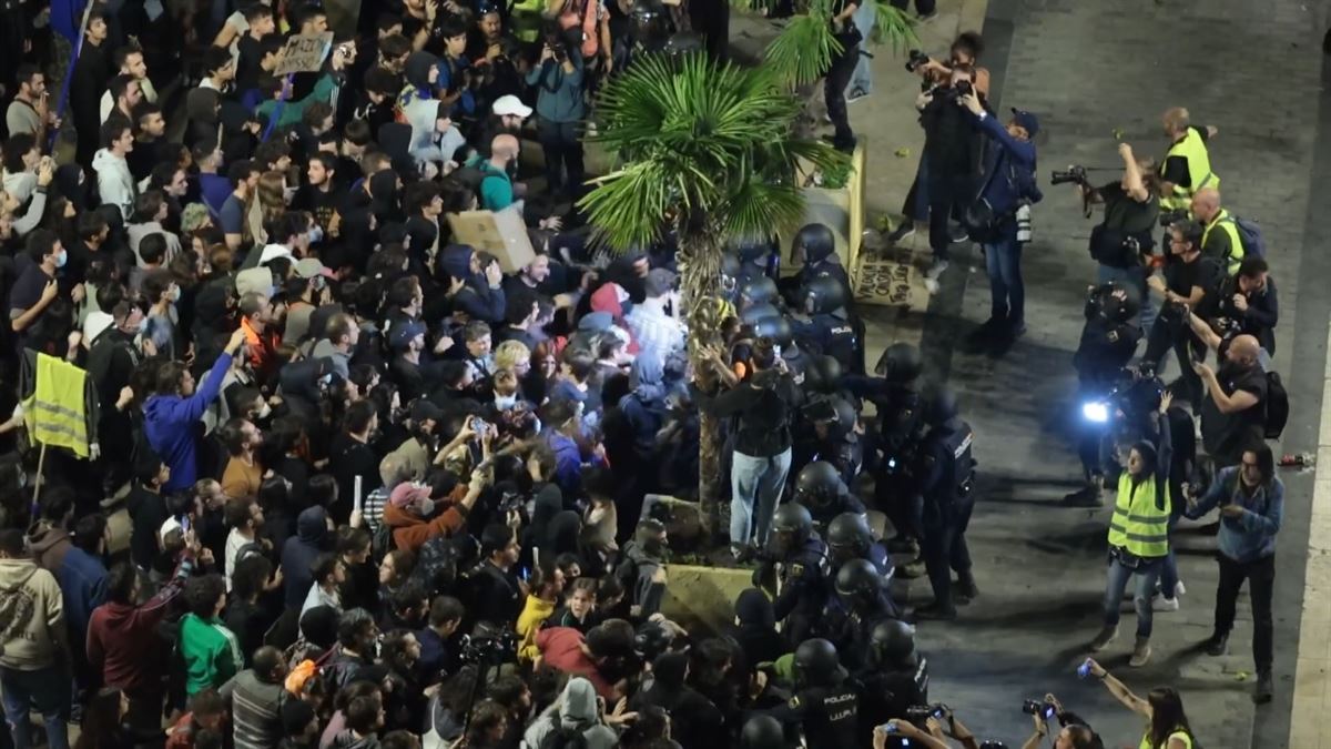 Cuatro detenidos y 31 policías heridos en disturbios en Valencia tras la marcha contra la gestión de Mazón