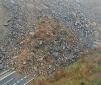 Un gran desprendimiento de tierra obliga a cortar totalmente la AP-66, principal vía entre León y Asturias