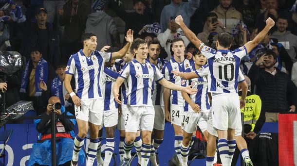 Jugadores de la Real celebrando el gol. Foto: EFE