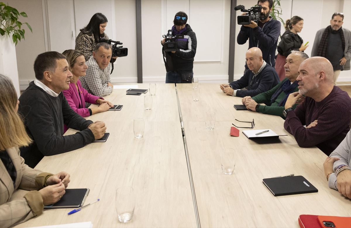 EH Bilduren eta CCOO eta UGT sindikatuen arteko bilera. Argazkia: EFE.