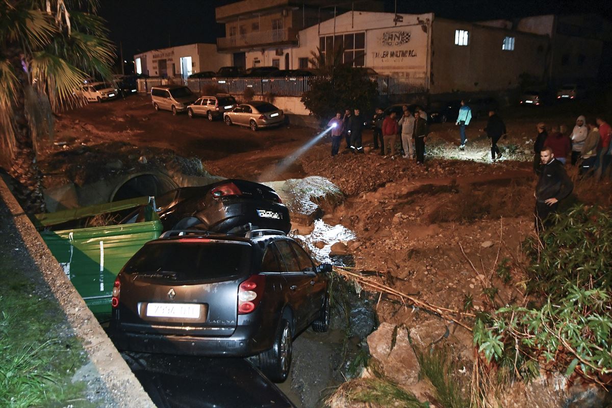 Lluvias torrenciales en Almería: El agua arrastra vehículos en Vícar y rescatan a tres personas atrapadas