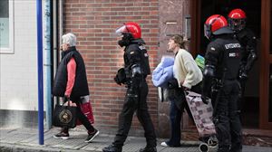 Etxebizitza Sindikatua denuncia que la familia desahuciada en Erandio es víctima de una estafa