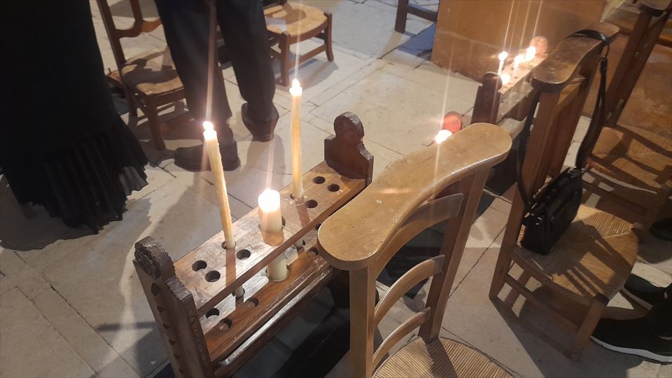 Dia de las Ánimas en Morillas. En este templo se mantienen los antiguos hacheros que aportan luz a los difuntos.