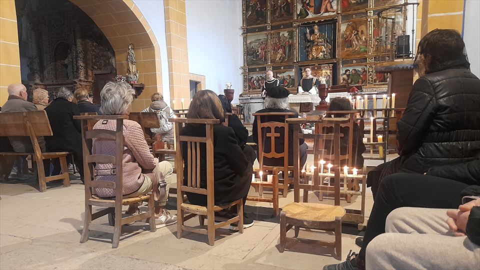 Dia de las Ánimas en Morillas. Los reclinatorios antiguos nos llevan a mediados del siglo XX.