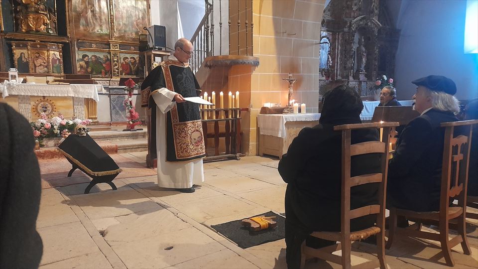 Dia de las Ánimas en Morillas. Hacheros, reclinatorios, catafalco y la indumentaria recrean este Día de las Ánimas.