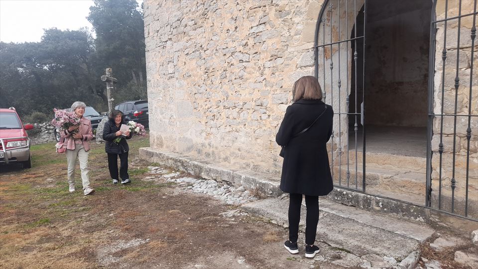 Dia de las Ánimas en Morillas. En este Día de Difuntos también llevan flores para las lápidas de sus allegados.