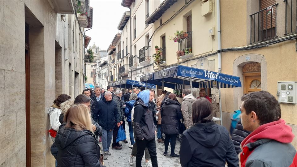  XXXIII. Feria de San Martín de Sta. Cruz de Campezo. Numerosa gente ante los puestos de productos de gastronomía de cercanía.
