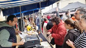  XXXIII. Feria de San Martín de Sta. Cruz de Campezo.Josu San Vicente, del concejo de San Vicente de Arana, en su puesto de quesos.