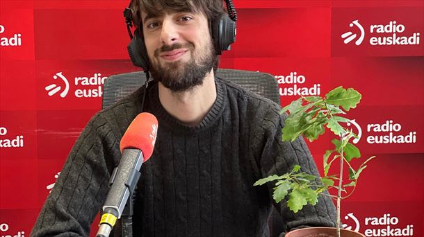 David Uclés en los estudios de Radio Euskadi en Donostia