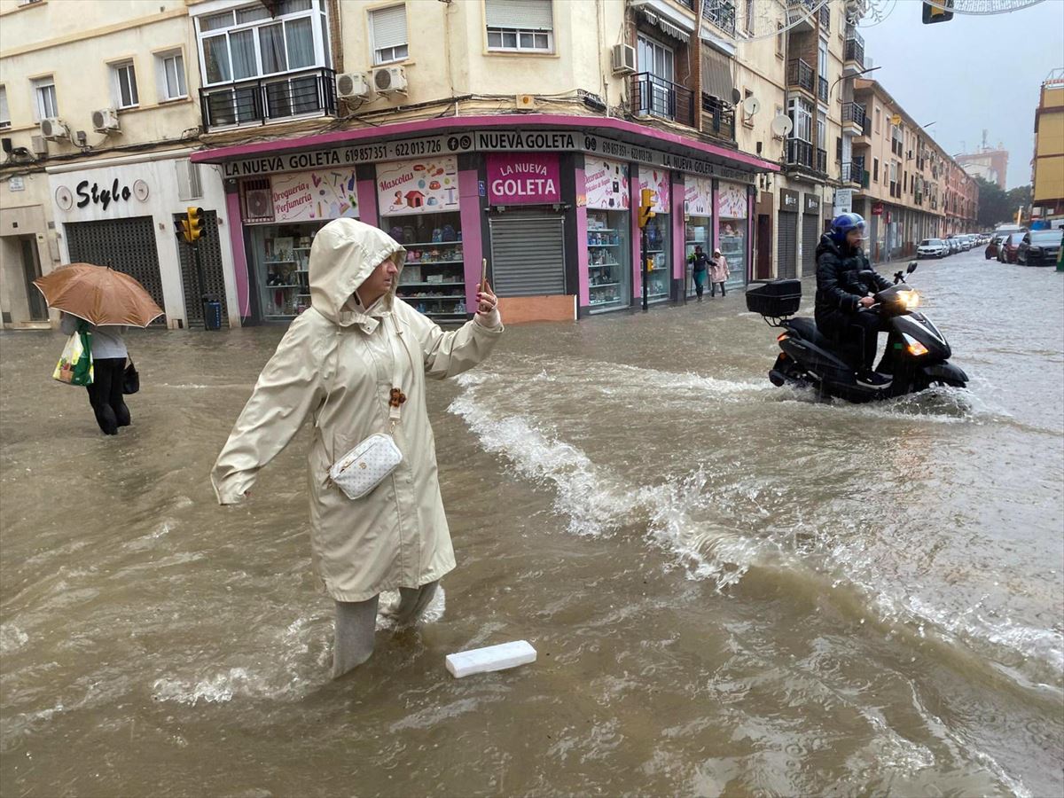 Una mujer en Málaga. EFE