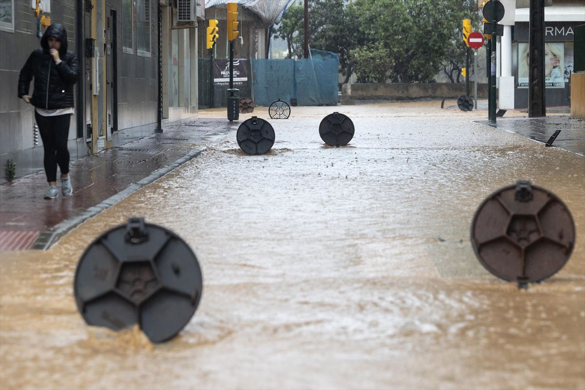 Alcantarillas abiertas en una calle de la barriada de Campanillas en Málaga. Foto: EFE