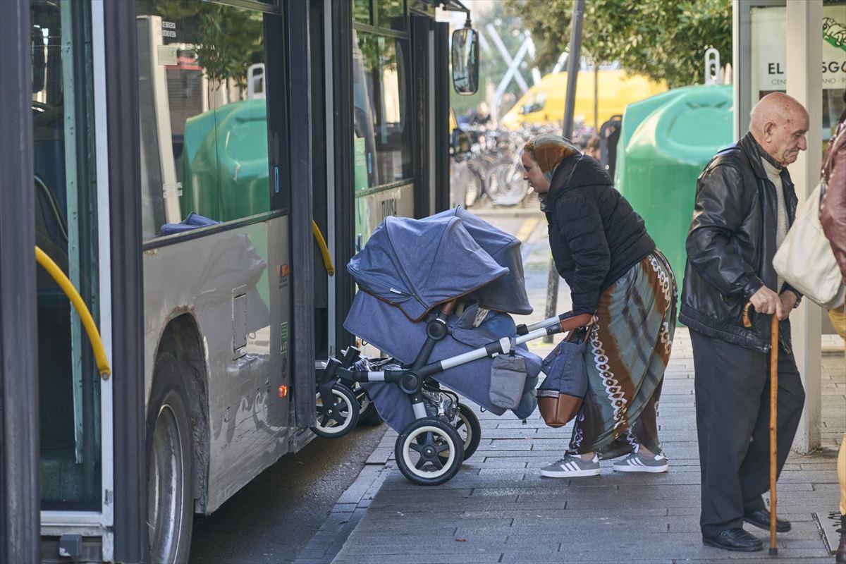 Emakume bat autobus batera igotzen. Argazkia: EFE