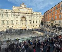 Erromako Fontana di Trevi gainean pasabide bat jarri dute, zaharberritze lanak bertatik bertara ikusteko