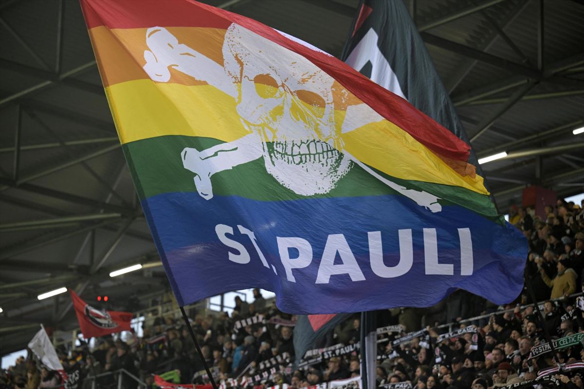 Hinchada del St. Pauli, equipo de la Bundesliga alemana que ha decidido abandonar X. Foto: EFE