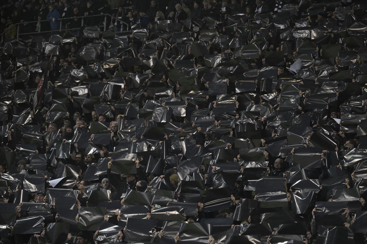 Seguidores del St. Pauli portan cartulinas negras contra el fascismo durante un partido de la Bundesliga alemana. Foto: EFE