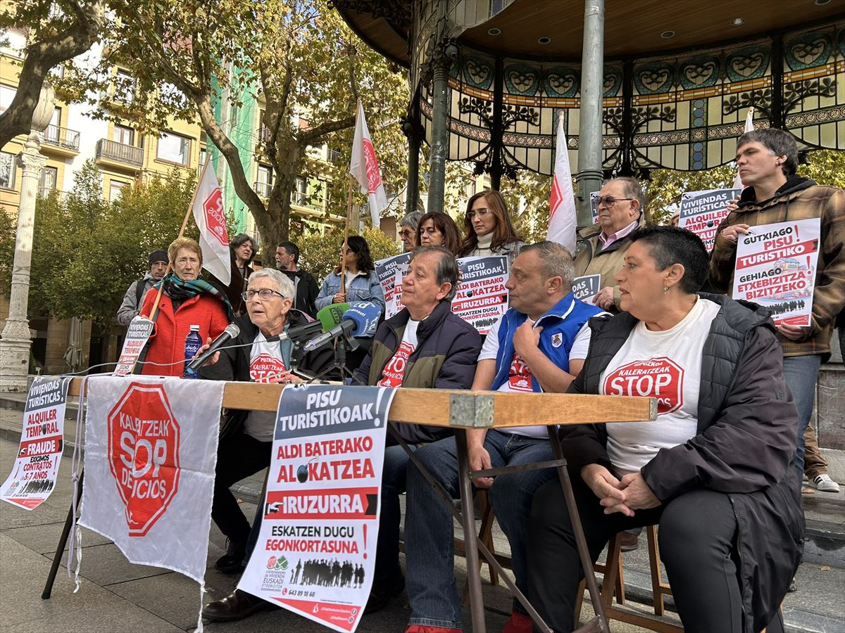 Rueda de prensa de Stop Desahucios Gipuzkoa en el Boulevard donostiarra. Foto: EH Bildu