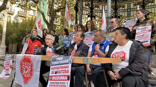 Stop Etxegabetzeak elkartearen prentsaurrekoa, Donostiako Boulevardean. Irudia: EH Bildu