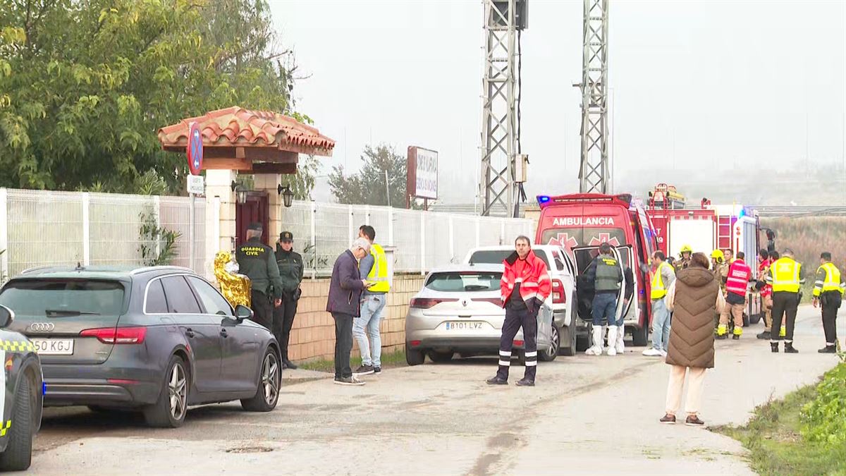 Larrialdi zerbitzuak adineko zentroaren inguruan. 