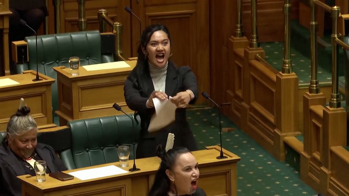 "Haka" batekin egin dute protesta diputatu maoriek Zeelanda Berriko Parlamentuan 