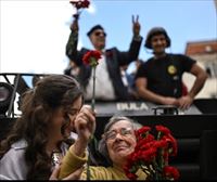 Muere Celeste Caeiro, la mujer que con sus claveles dio nombre a la revolución en Portugal