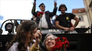 Muere Celeste Caeiro, la mujer que con sus claveles dio nombre a la revolución en Portugal