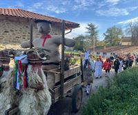 Desfile, baile y tradición en Maskaraba, el I Encuentro de Carnavales Rurales y Botargas de Álava en Zalduondo