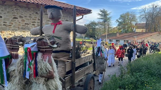 Desfile, baile y tradición en Maskaraba, el I Encuentro de Carnavales Rurales y Botargas de Álava en Zalduondo