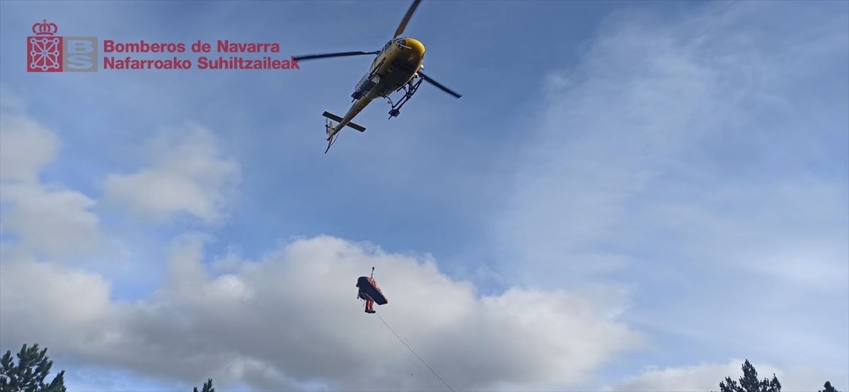 Helikopteroz eraman dute zauritua Ospitalera. Argazkia: Nafarroako Suhiltzaileak