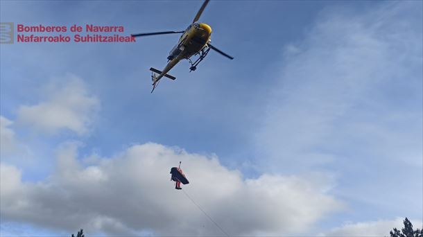 Helikopteroz eraman dute zauritua Ospitalera. Argazkia: Nafarroako Suhiltzaileak