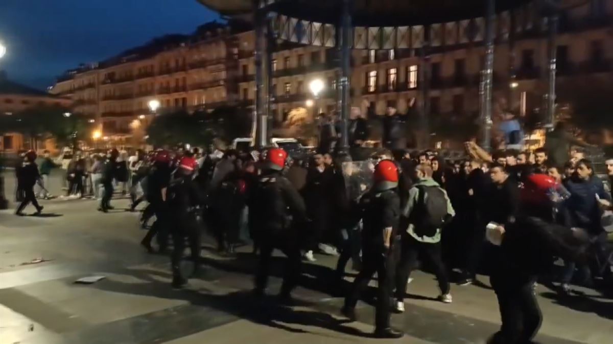 Momentos de tensión en San Sebastián cuando la Ertzaintza ha cargado para separar concentraciones