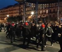 Ertzaintzak bi manifestazio banantzeko Donostian egin duen kargak tentsio uneak eragin ditu